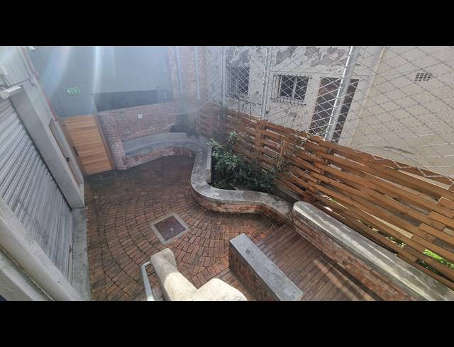 285M² BUSINESS TO LET IN WOODSTOCK